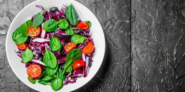 Red cabbage, tomatoes and spinach